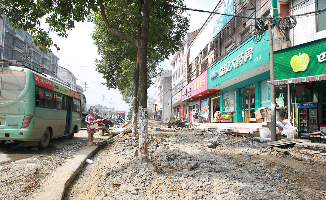 小淹的道路工程已进行到了家园超市这边。