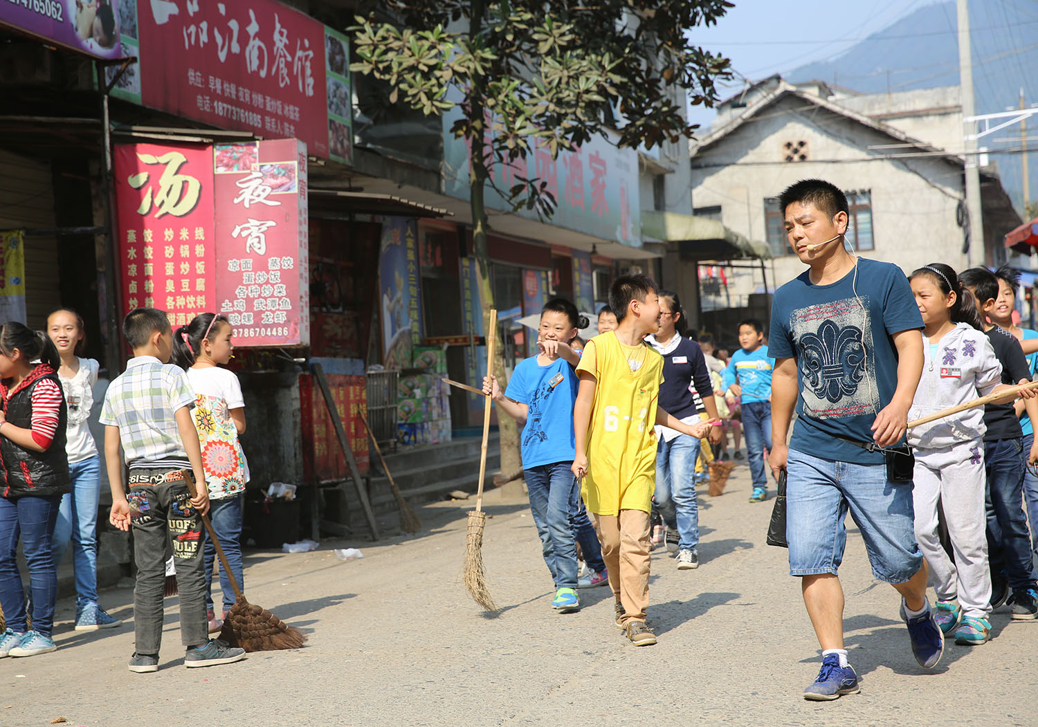 学校老师带队指挥